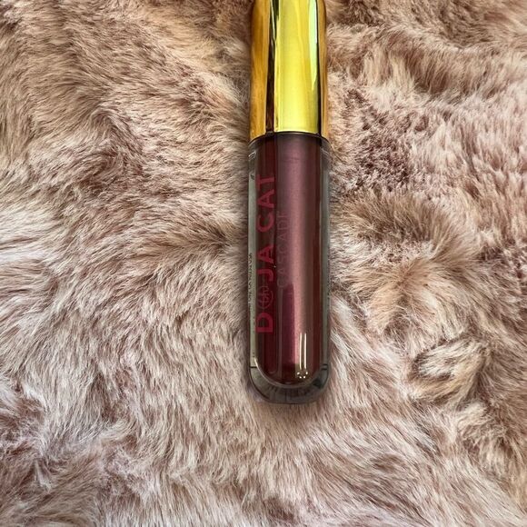 BH COSMETICS X DOJA CAT CASCADE LIQUID EYESHADOW. Berry. - Picture 5 of 5